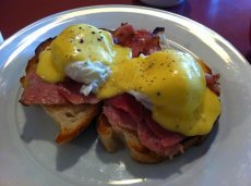 Eggs Benedict: Poached eggs, ham/salmon and sauce