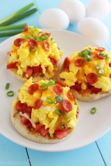 English Muffin Breakfast Pizzas – Crisp, buttery English muffins topped with tomatoes, eggs and gooey cheese make the perfect weekend breakfast! | thecomfortofcooking.com