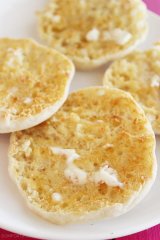 English Muffin Breakfast Pizzas – Crisp, buttery English muffins topped with tomatoes, eggs and gooey cheese make the perfect weekend breakfast! | thecomfortofcooking.com