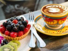 urth caffe, restaurant, fruit tart, latte, santa monica, california urth caffe, restaurant, fruit tart, latte, santa monica, california